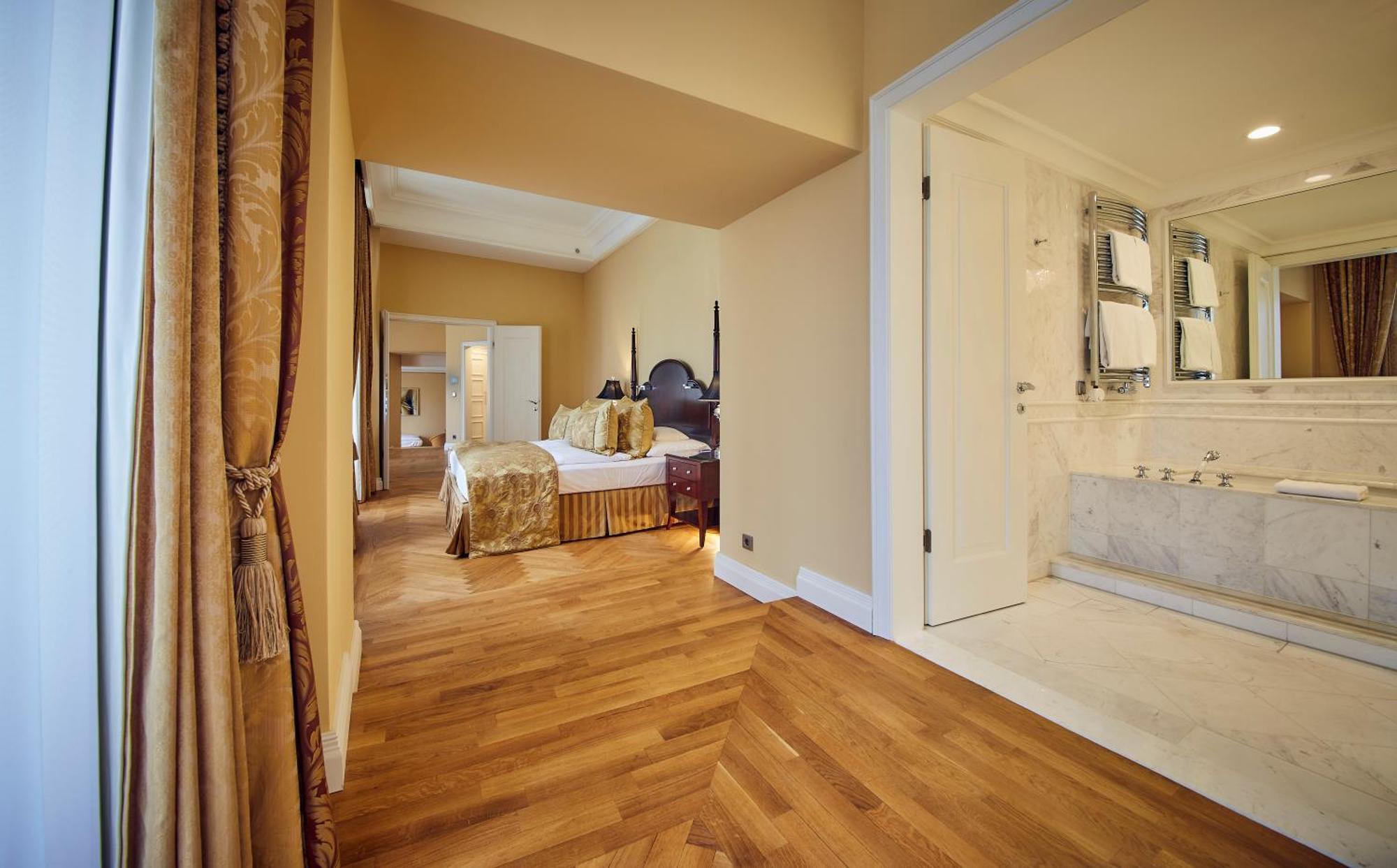 فندق فالكنشتاينر شلوس فيلدن فيلدين ام ورثرسي الغرفة الصورة A suite at the hotel