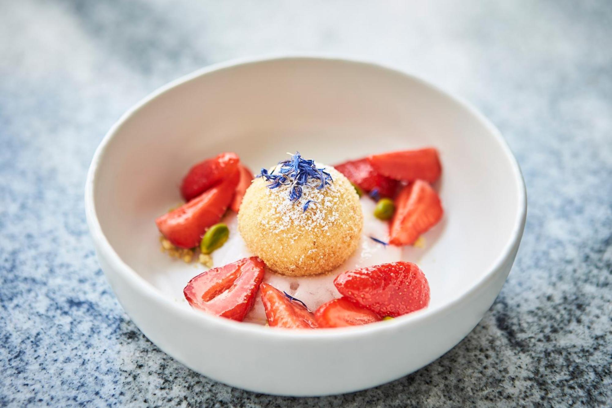 فندق فالكنشتاينر شلوس فيلدن فيلدين ام ورثرسي المظهر الخارجي الصورة A lemon soufflé with strawberries
