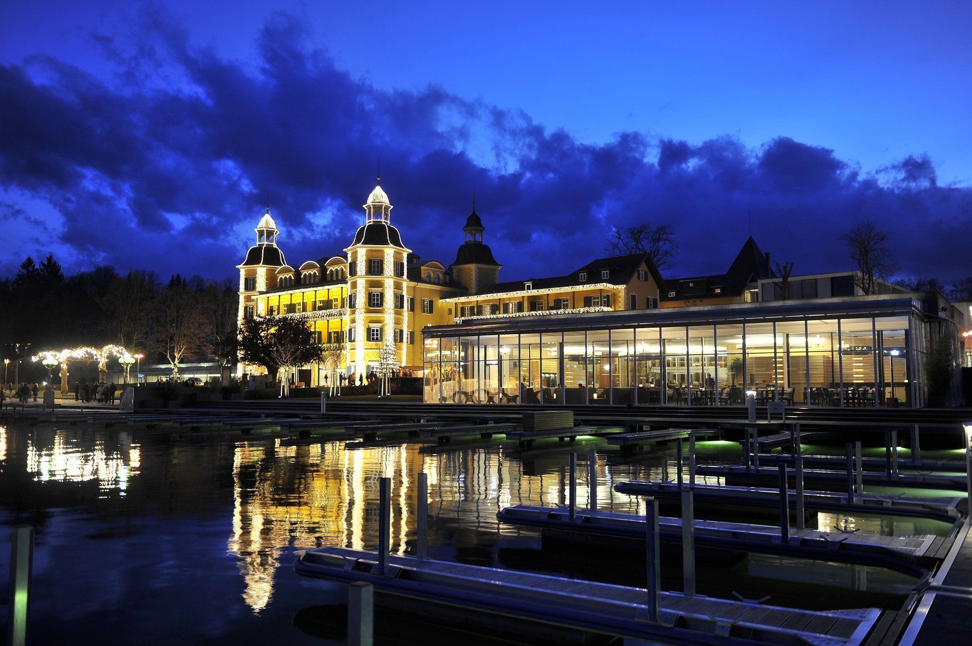 فندق فالكنشتاينر شلوس فيلدن فيلدين ام ورثرسي المظهر الخارجي الصورة The Grand Hotel at night